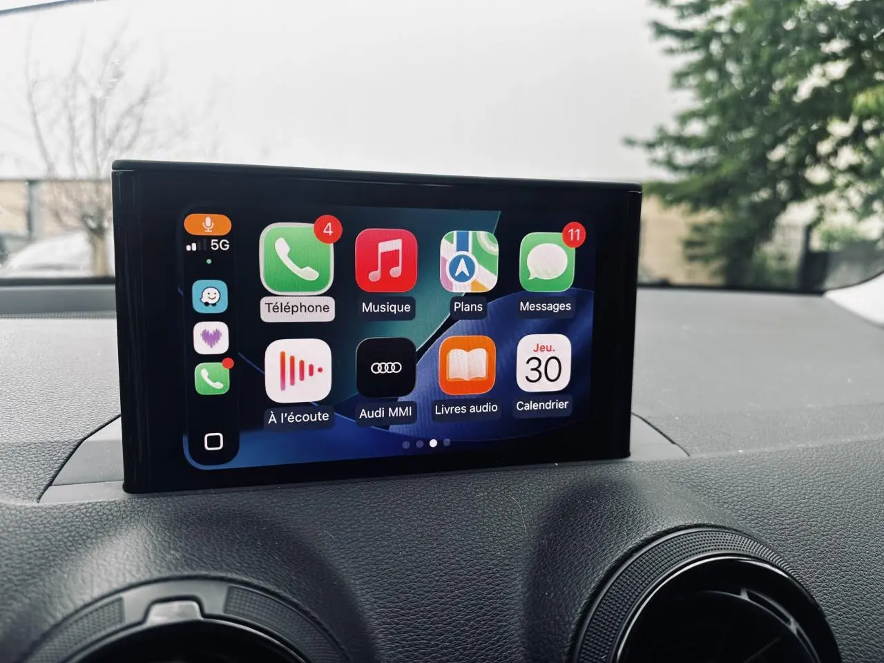 Écran tactile central de l’Audi Q2 2017 affichant l’interface MMI avec applications connectées, vue intérieure frontale.