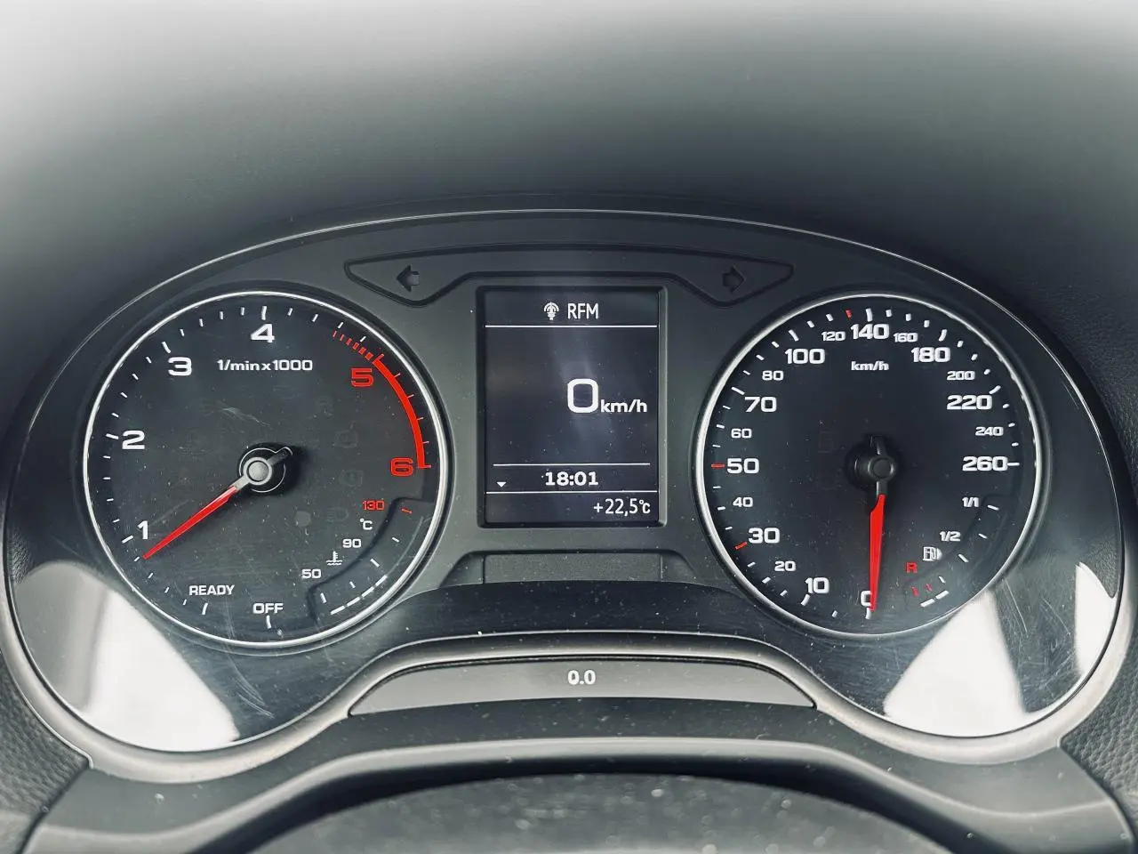 Vue rapprochée du tableau de bord de l'Audi Q2 1.6 TDI 2017, affichage numérique au centre, compte-tours et vitesse analogiques.
