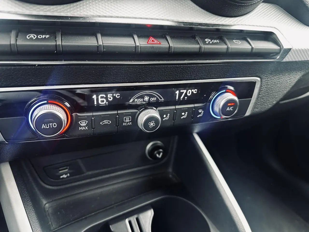 Vue rapprochée de la console centrale de l’Audi Q2 2017, montrant la climatisation automatique et les commandes de température.