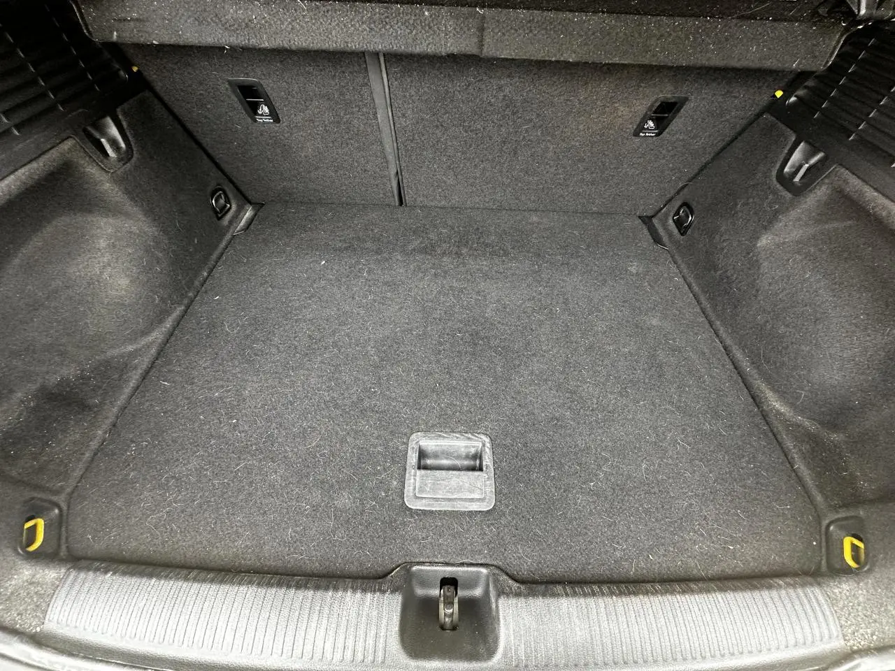 Vue intérieure du coffre spacieux et propre de l'Audi Q2 1.6 TDI Business line, sans chargement visible.