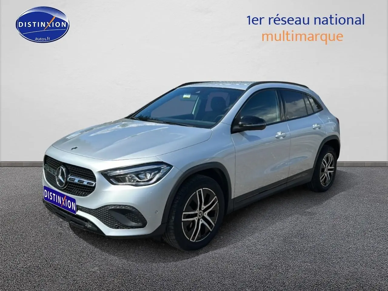 Mercedes GLA 200 essence gris vue 3/4 avant droit avec jantes alu et calandre noire distinctive.