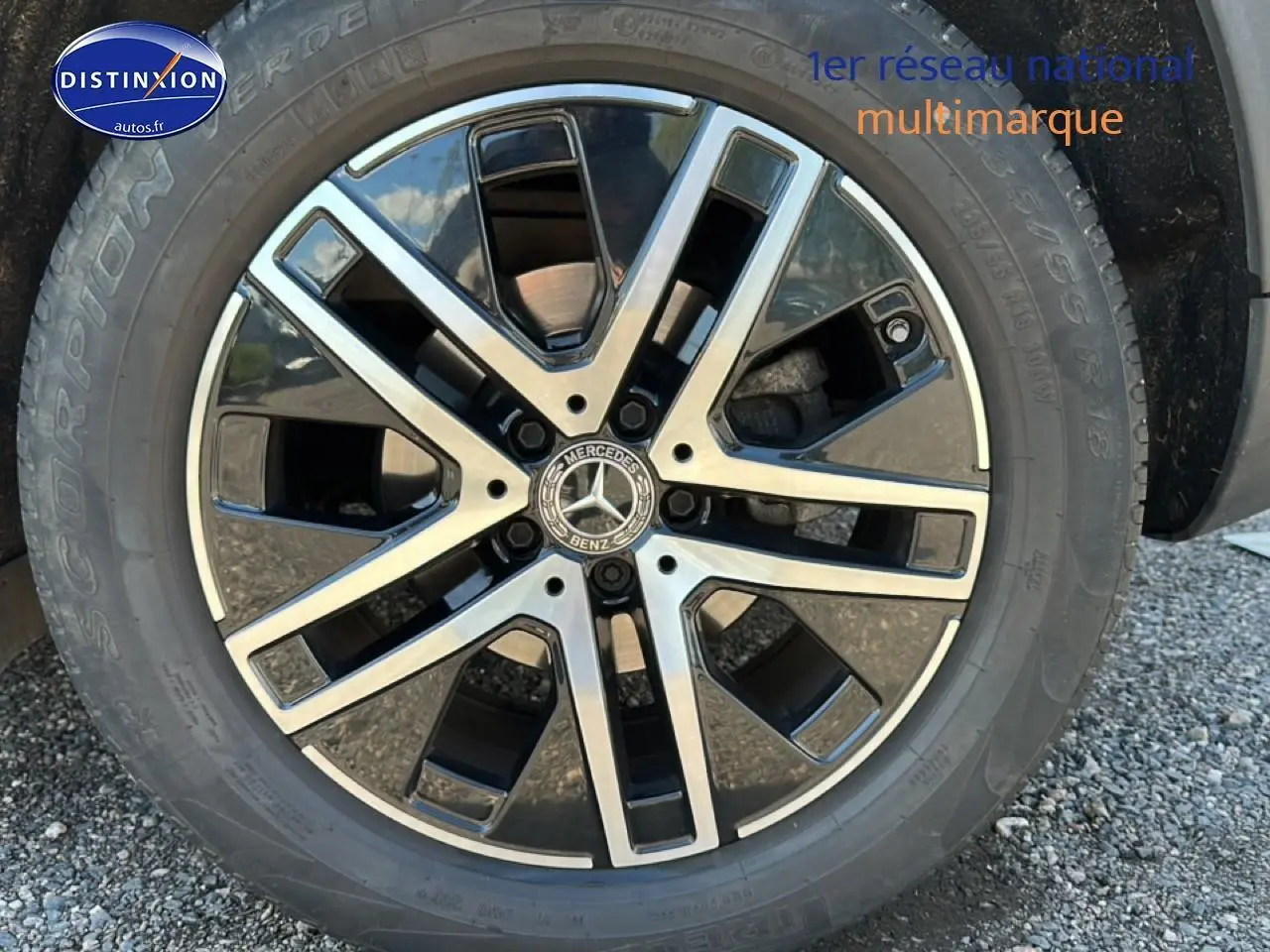 Gros plan sur la jante alu noire et argentée d'un Mercedes GLA 200 gris, vue de face sur le pneu.