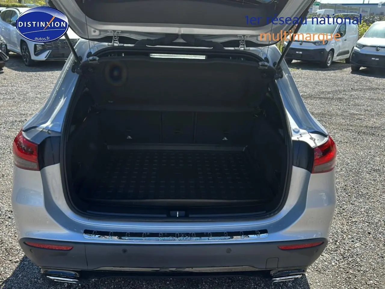 Vue arrière d’un Mercedes GLA 200 gris 2022 avec coffre ouvert et double sortie d’échappement chromée visible.