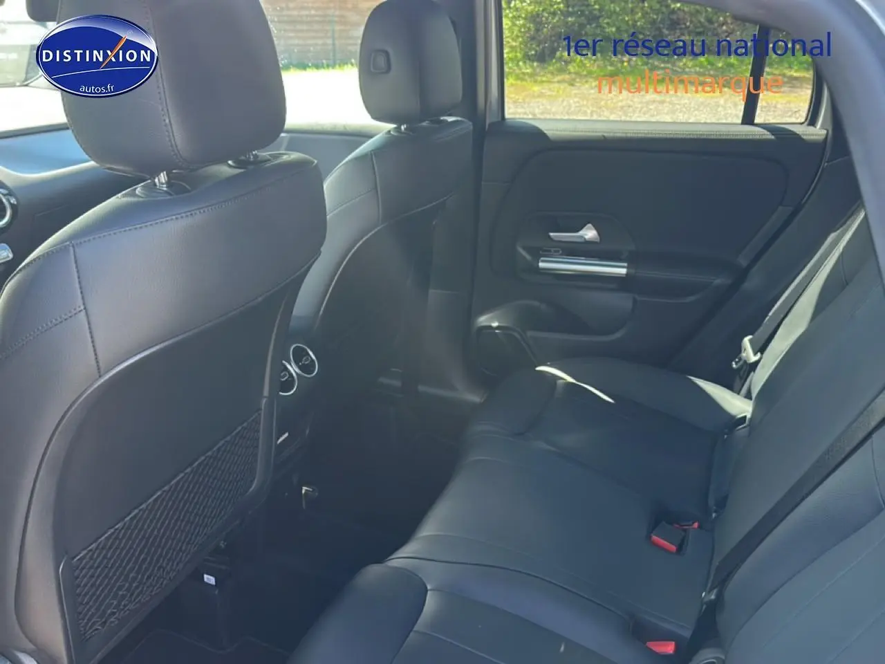 Vue intérieure côté droit des sièges arrière en cuir noir du Mercedes GLA 200 163 progressive line 2022.