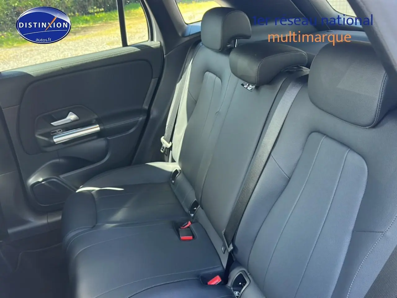 Vue intérieure côté gauche sur la banquette arrière noire du Mercedes GLA 200 2022 avec ceinture de sécurité visible.
