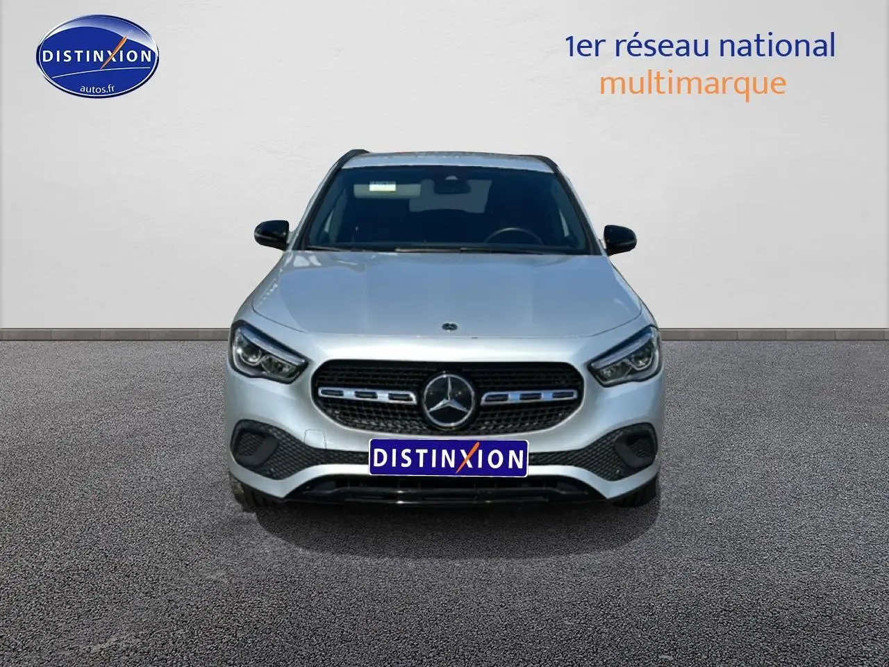 Vue de face d'une Mercedes GLA 200 gris clair avec calandre noire et logo étoile central bien visible.