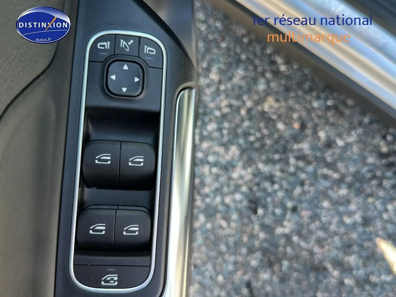 Gros plan sur les commandes des vitres électriques côté gauche d'une Mercedes GLA 200 gris 2022.