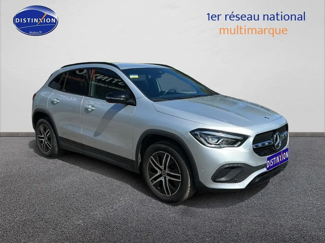 Mercedes GLA 200 essence gris, vue 3/4 avant droit, jantes alliage et calandre noire distinctive.