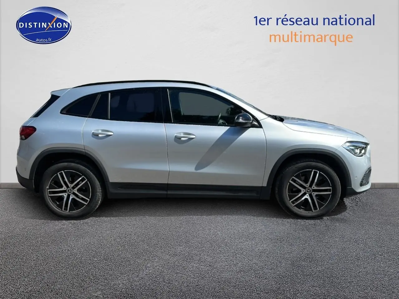Vue latérale droite d'un Mercedes GLA 200 gris 2022 avec jantes alliage et vitres surteintées.