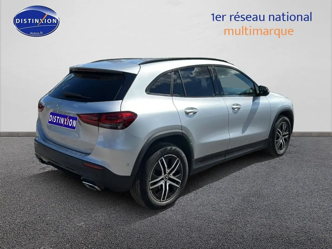 Vue 3/4 arrière droite d'un Mercedes GLA gris avec jantes alliage et vitres arrière surteintées.