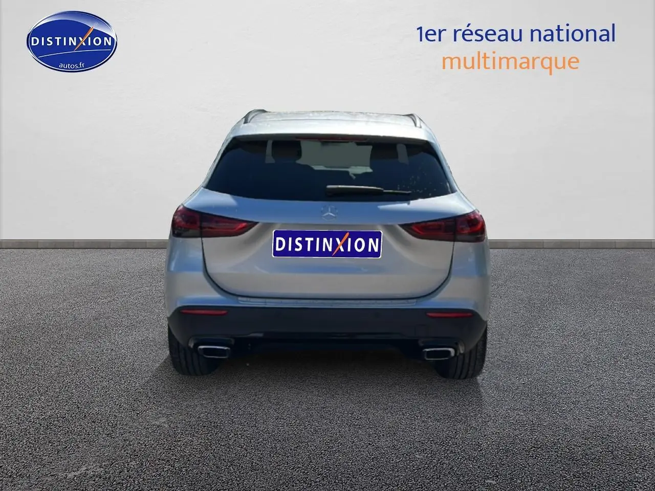 Vue arrière d'un Mercedes GLA gris 2022 avec feux LED et double sortie d'échappement chromée.