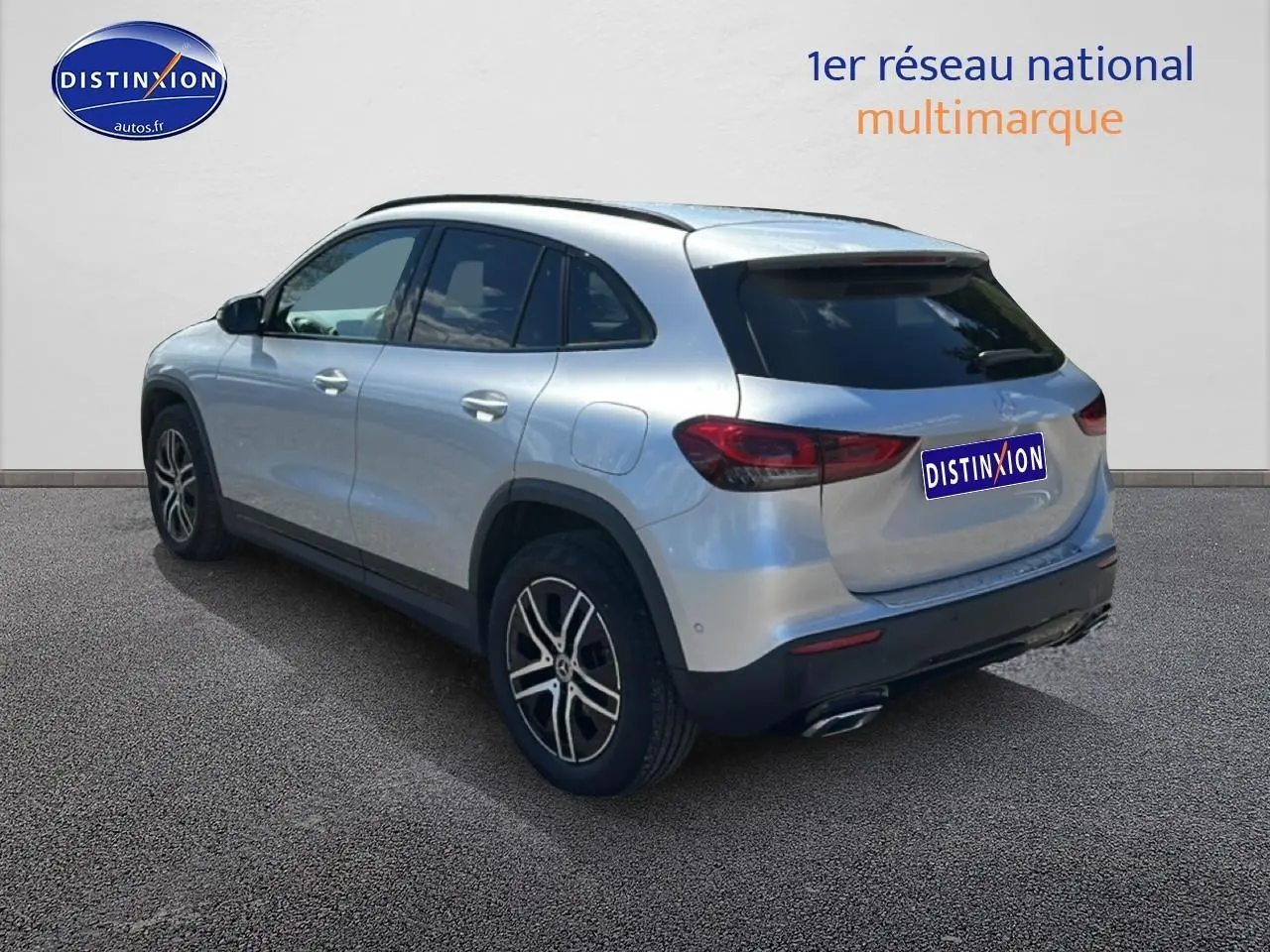 Vue 3/4 arrière droite d'un Mercedes GLA 200 gris avec jantes alu et vitres arrière surteintées.