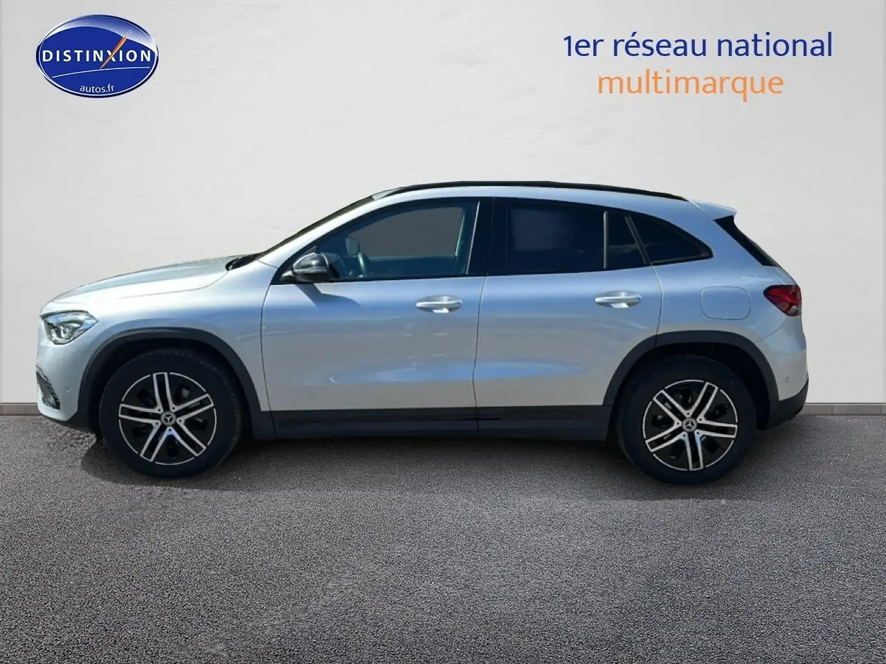 Mercedes GLA 200 2022 gris vue de profil côté gauche avec jantes alliage et vitres surteintées.