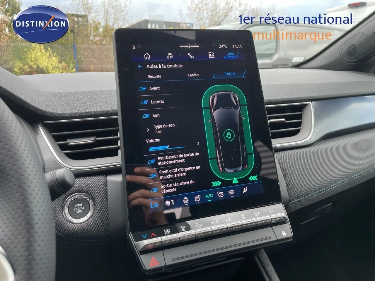 Vue intérieure centrée sur l'écran tactile du tableau de bord du Renault Symbioz gris cassiopée, avec commandes de conduite affichées.
