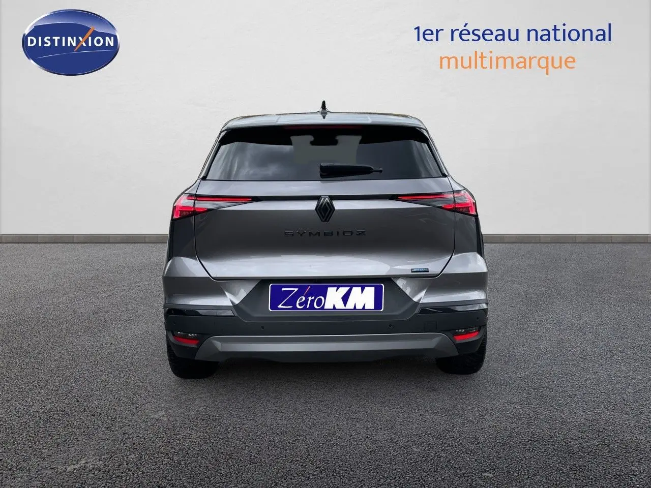 Vue arrière du Renault Symbioz gris cassiopée métal, avec feux arrière fins et logo central distinctif.