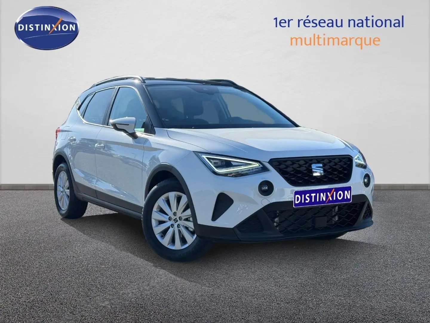 SEAT Arona blanc Candy avec toit noir, vue 3/4 avant droit, jantes alu et calandre noire distinctive.