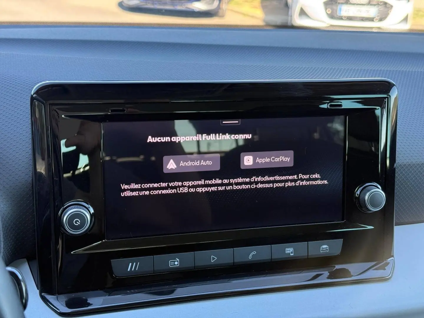 Écran tactile central du tableau de bord d’un SEAT Arona blanc, affichant les options Android Auto et Apple CarPlay.