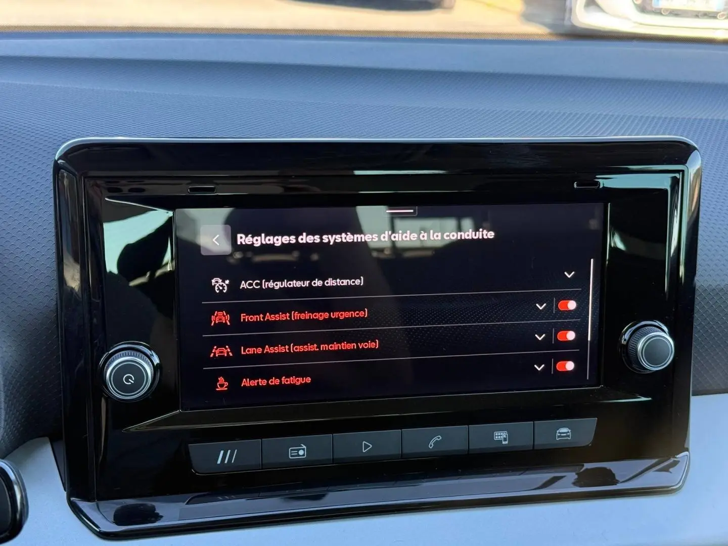 Écran tactile central du SEAT Arona 2025 montrant les réglages des aides à la conduite, vue de face.