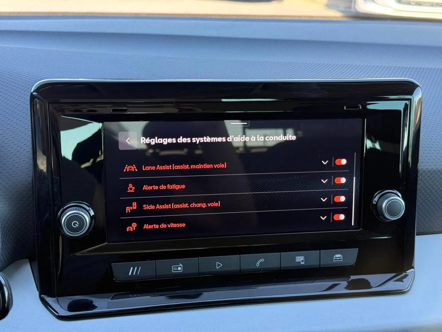 Écran tactile central du tableau de bord du SEAT Arona 2025, affichant les réglages d’aide à la conduite.