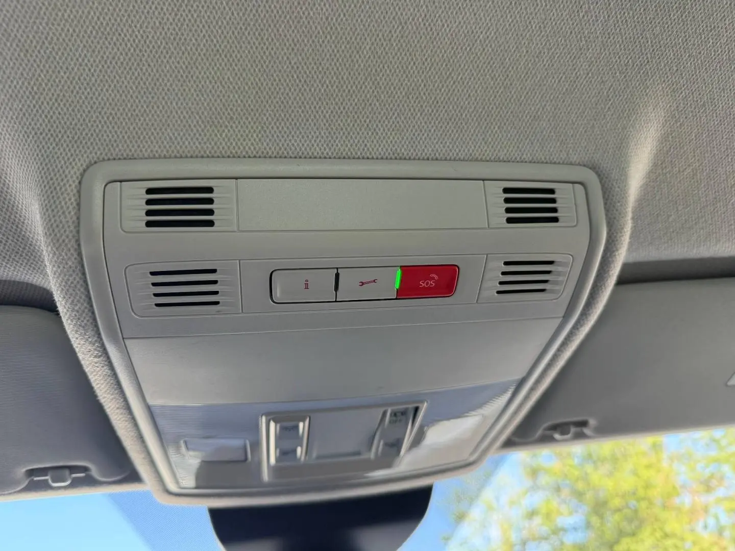Plafonnier intérieur avec boutons SOS et éclairage, vue en contre-plongée dans un SEAT Arona blanc toit noir.