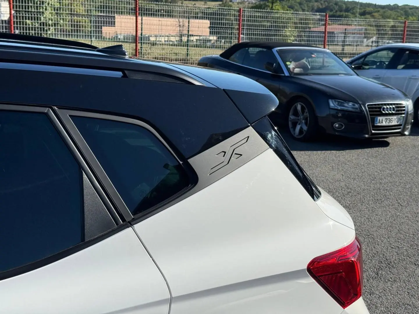 Détail arrière droit du SEAT Arona blanc Candy avec toit noir Minuit et logo FR sur montant C.
