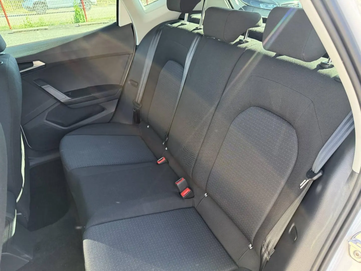 Vue côté droit de la banquette arrière en tissu gris Como du SEAT Arona 2025, avec ceintures et appuie-têtes visibles.
