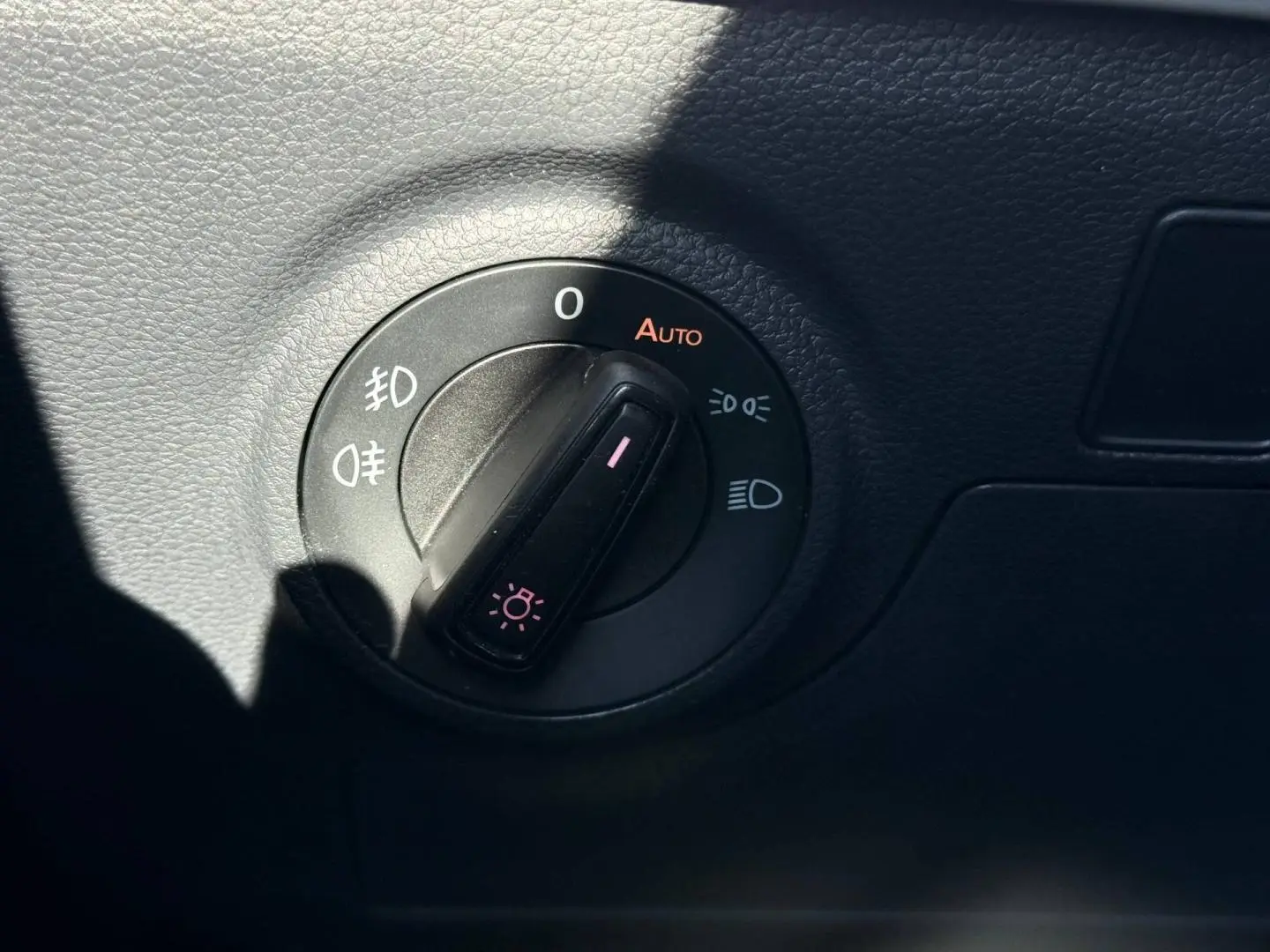 Gros plan sur la molette de commande des phares du SEAT Arona 2025, avec réglage sur feux de position.