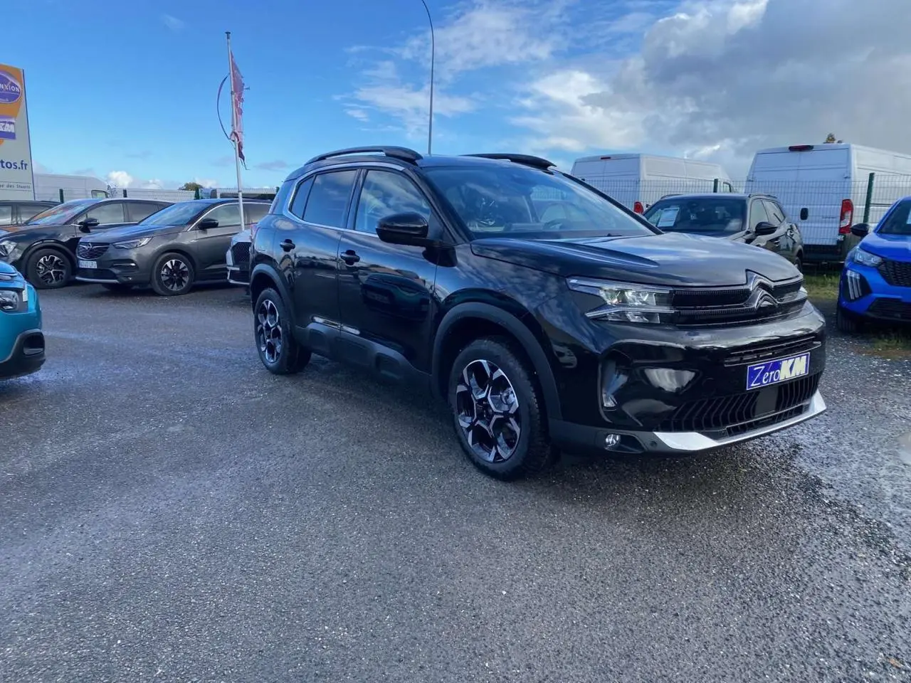 Citroën C5 Aircross noir perla en 3/4 avant droit, avec jantes alliage bi-ton et toit noir brillant.