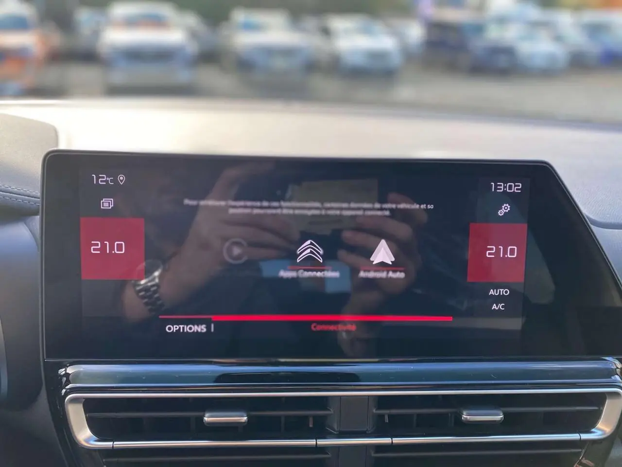 Écran tactile central du tableau de bord du Citroën C5 Aircross 2025 affichant Apple CarPlay et Android Auto.