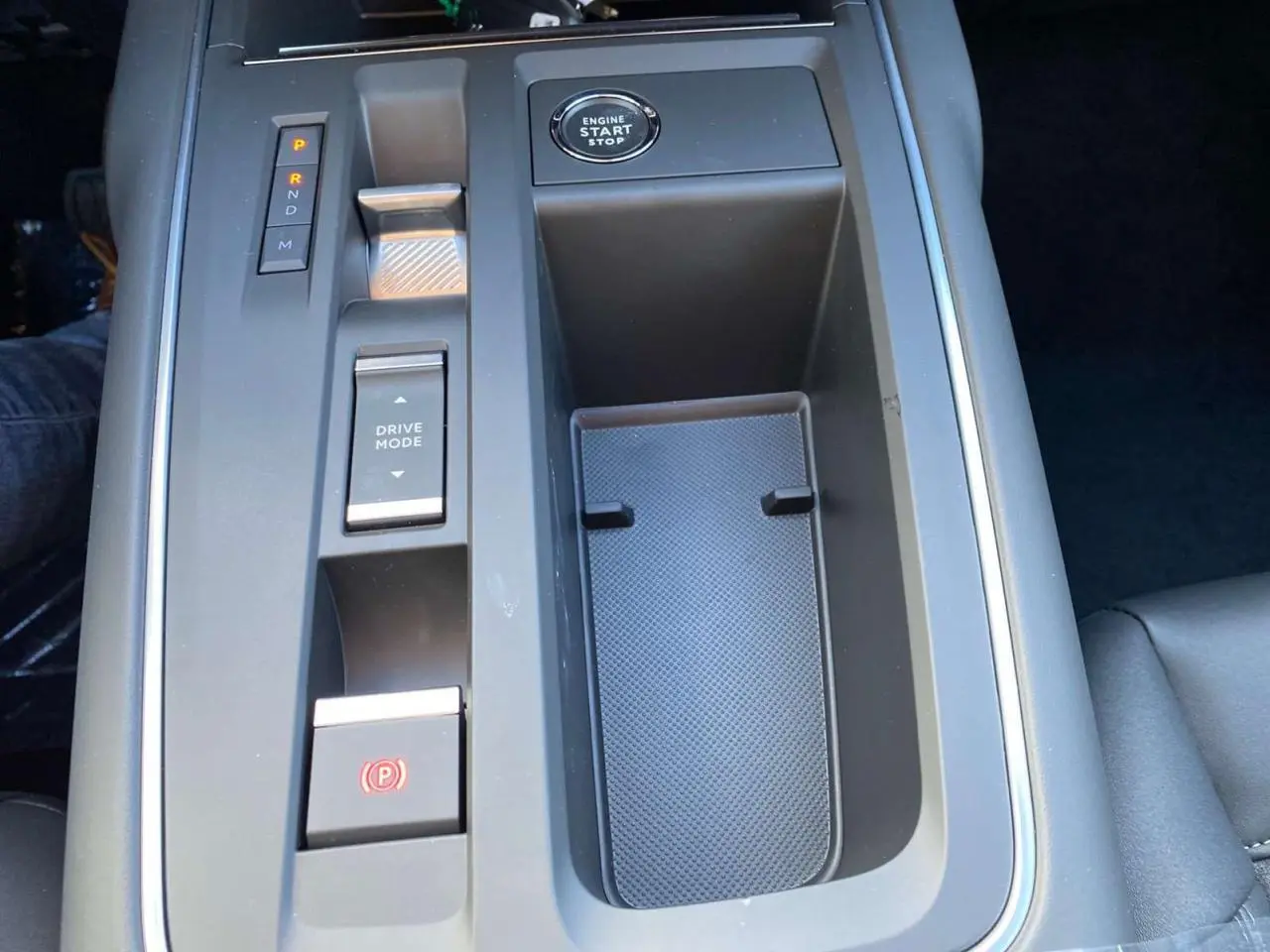 Vue rapprochée de la console centrale noire du Citroën C5 Aircross 2025 avec bouton start/stop et levier de vitesses électronique.