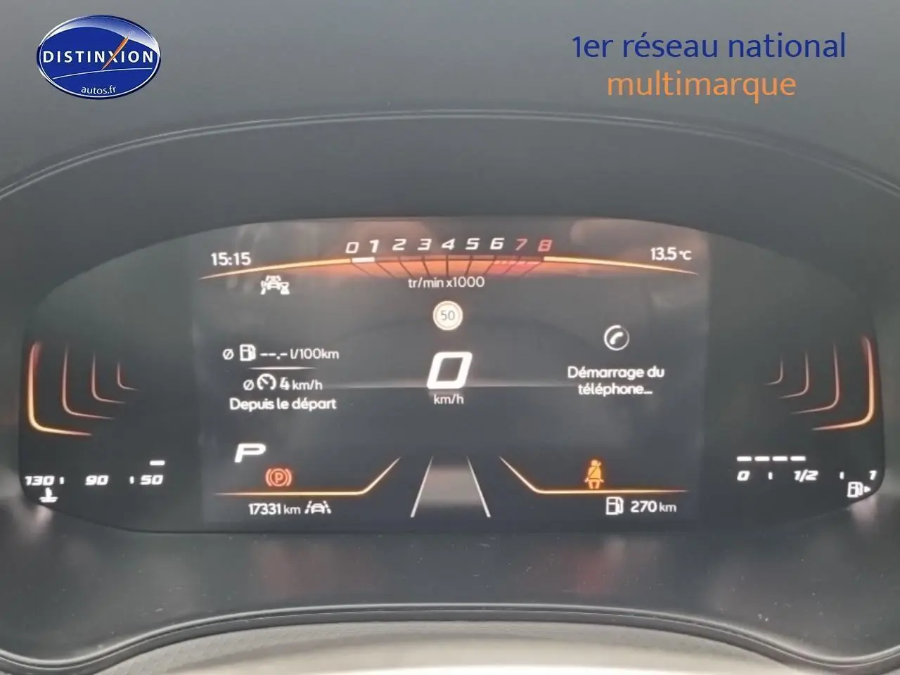 Tableau de bord numérique du SEAT Arona 2025 affichant la vitesse, compte-tours et informations de conduite en lumière orange.