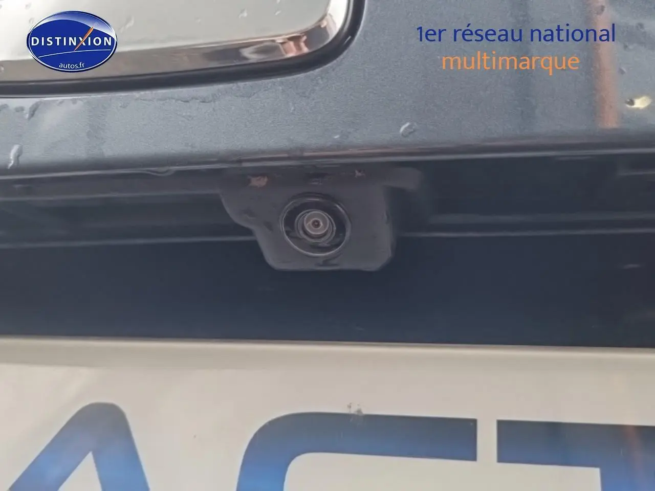 Gros plan sur la caméra de recul du hayon arrière d'une SEAT Arona gris magnétique 2025.