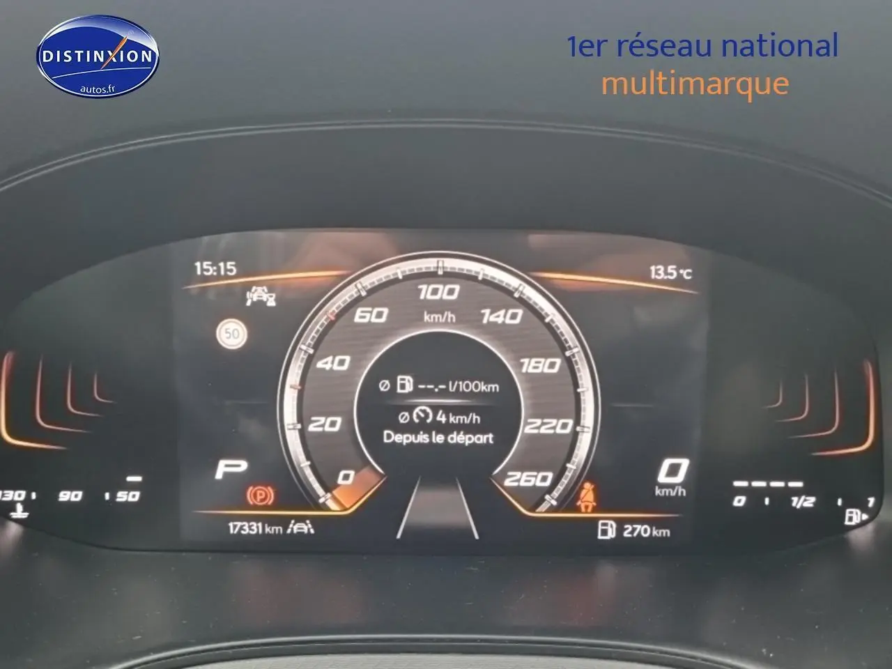 Tableau de bord numérique du SEAT Arona 2025 affichant la vitesse, la température et l'autonomie, éclairage orange.