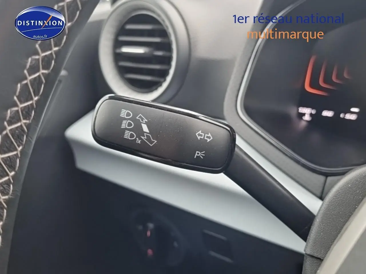 Gros plan sur la commande de clignotants côté gauche du tableau de bord du SEAT Arona gris magnétique.