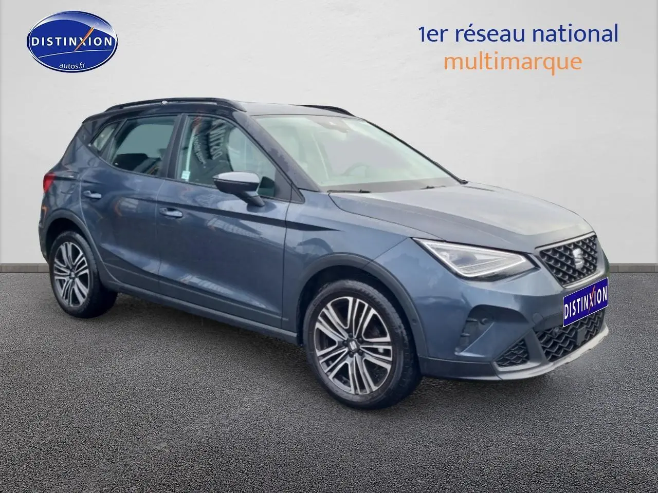 SEAT Arona gris magnétique vue 3/4 avant droit, avec jantes 17 pouces et signature lumineuse triangulaire LED.