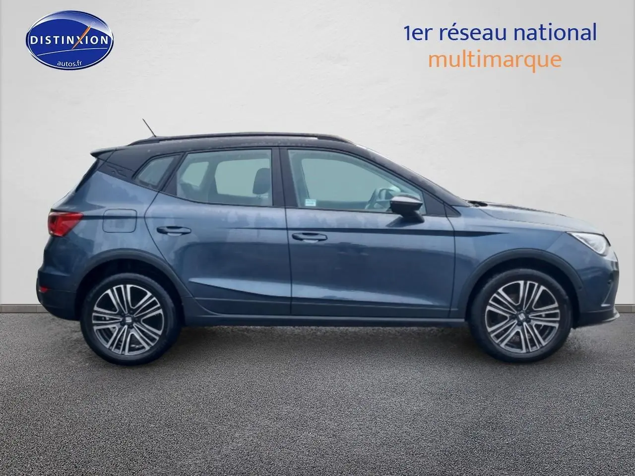 Vue de profil côté gauche d'une SEAT Arona 2025 gris magnétique avec jantes 17 pouces urban design.