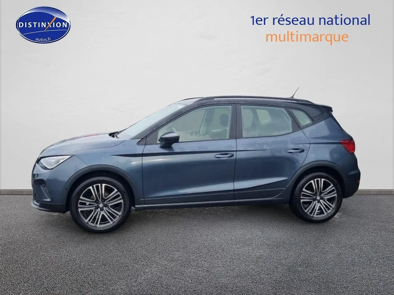 Vue de profil côté gauche d'un SEAT Arona gris magnétique avec jantes 17 pouces urban design sur fond neutre.