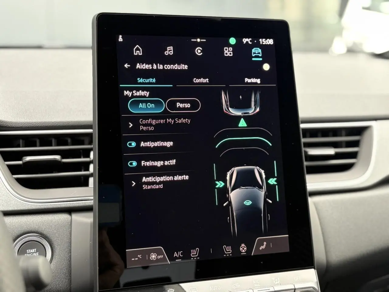 Gros plan sur l’écran tactile central du tableau de bord du Renault Captur 2025, affichant les aides à la conduite.