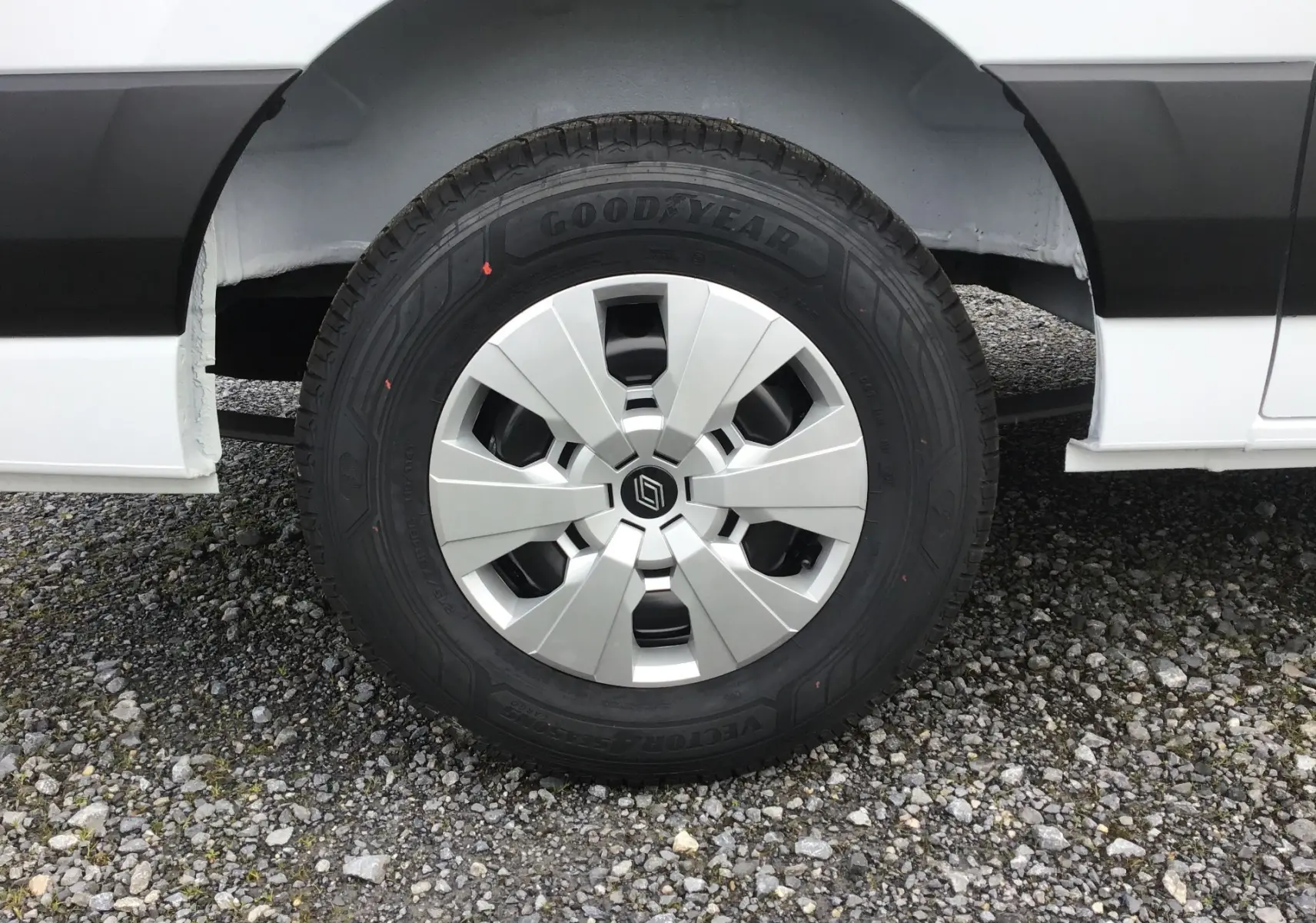 Gros plan sur la roue avant droite du Renault Master blanc, avec jante argentée et pneu Goodyear tous temps.
