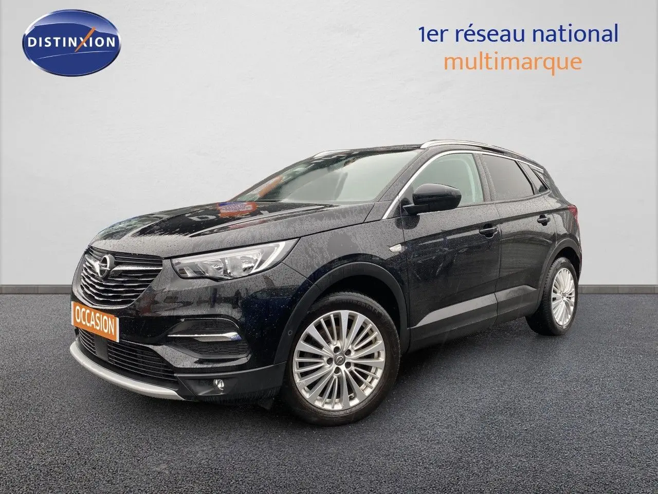 Opel Grandland X noir vu en 3/4 avant droit sur fond neutre avec jantes alliage et calandre distinctive.
