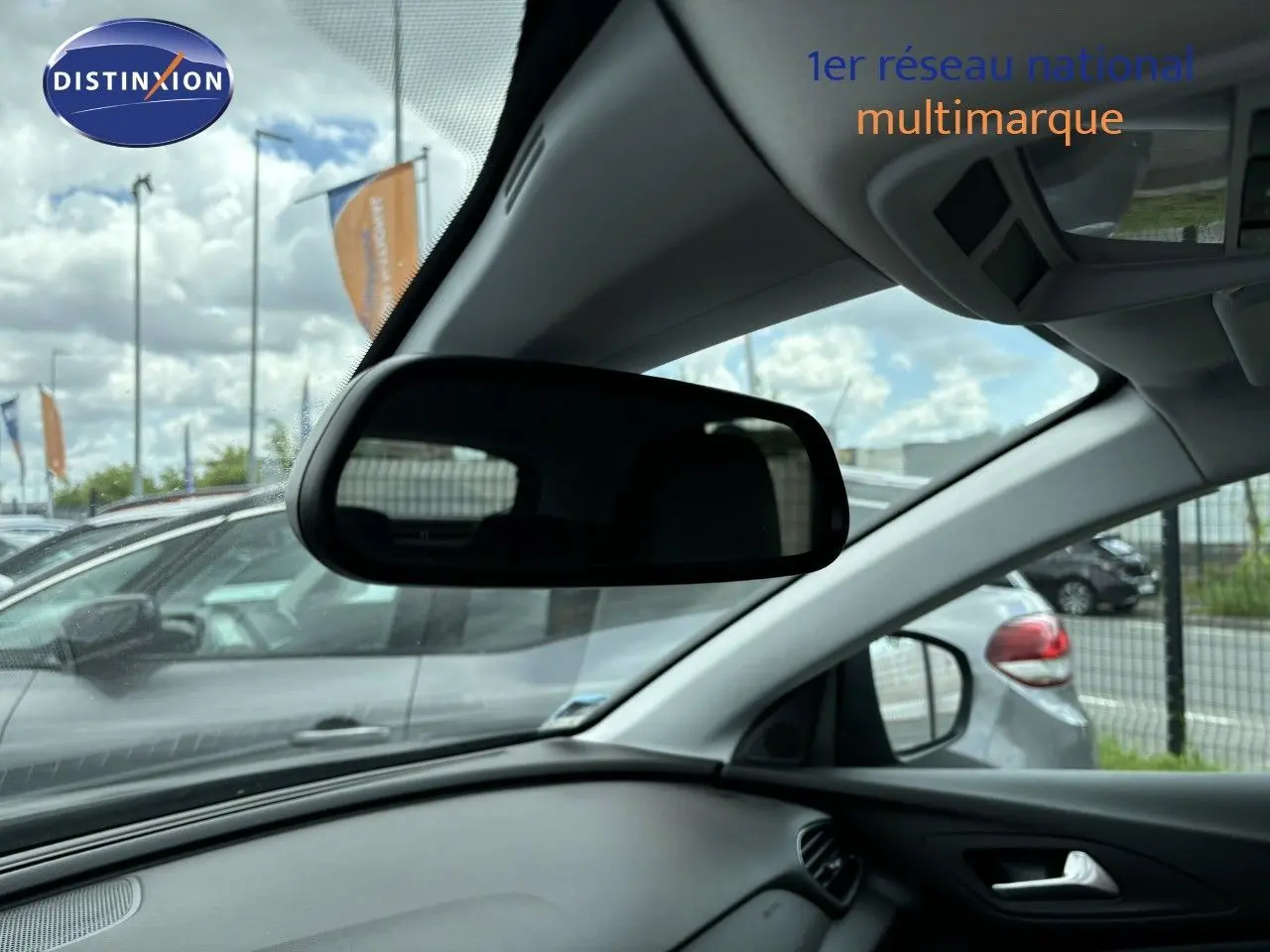 Vue intérieure du rétroviseur central d’un Opel Grandland X noir, avec partie du tableau de bord et fenêtre côté droit visibles.