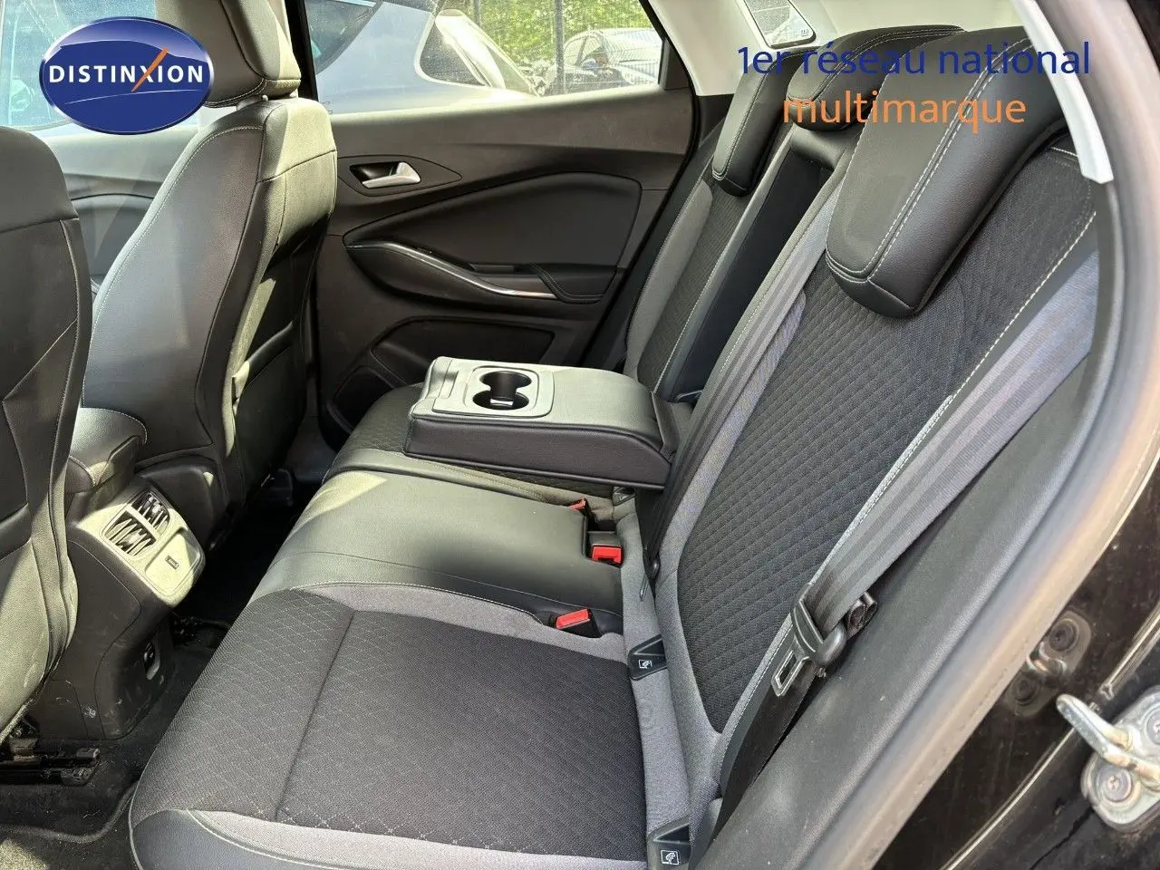 Vue intérieure côté droit des sièges arrière noirs en tissu et cuir de l'Opel Grandland X 2019 avec accoudoir central rabattable.