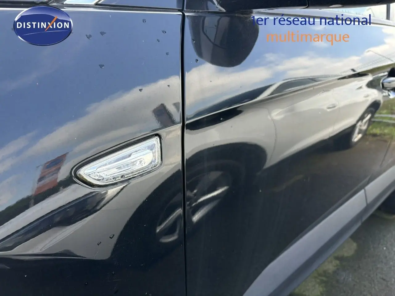Détail de la porte côté gauche noire d’un Opel Grandland X 2019 avec répétiteur de clignotant intégré au rétroviseur.