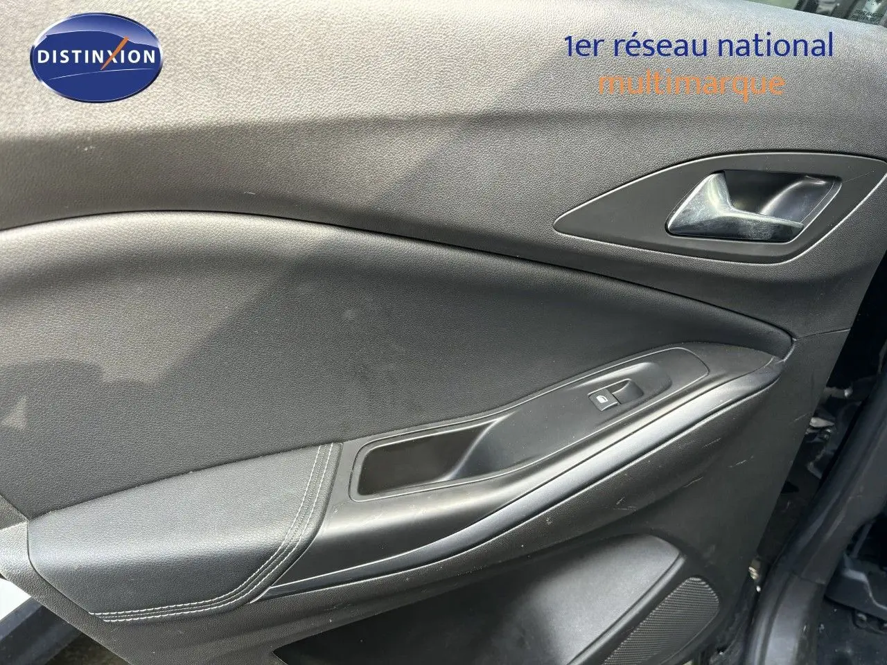 Vue rapprochée de la porte avant droite noire de l’Opel Grandland X avec commande de vitre électrique.