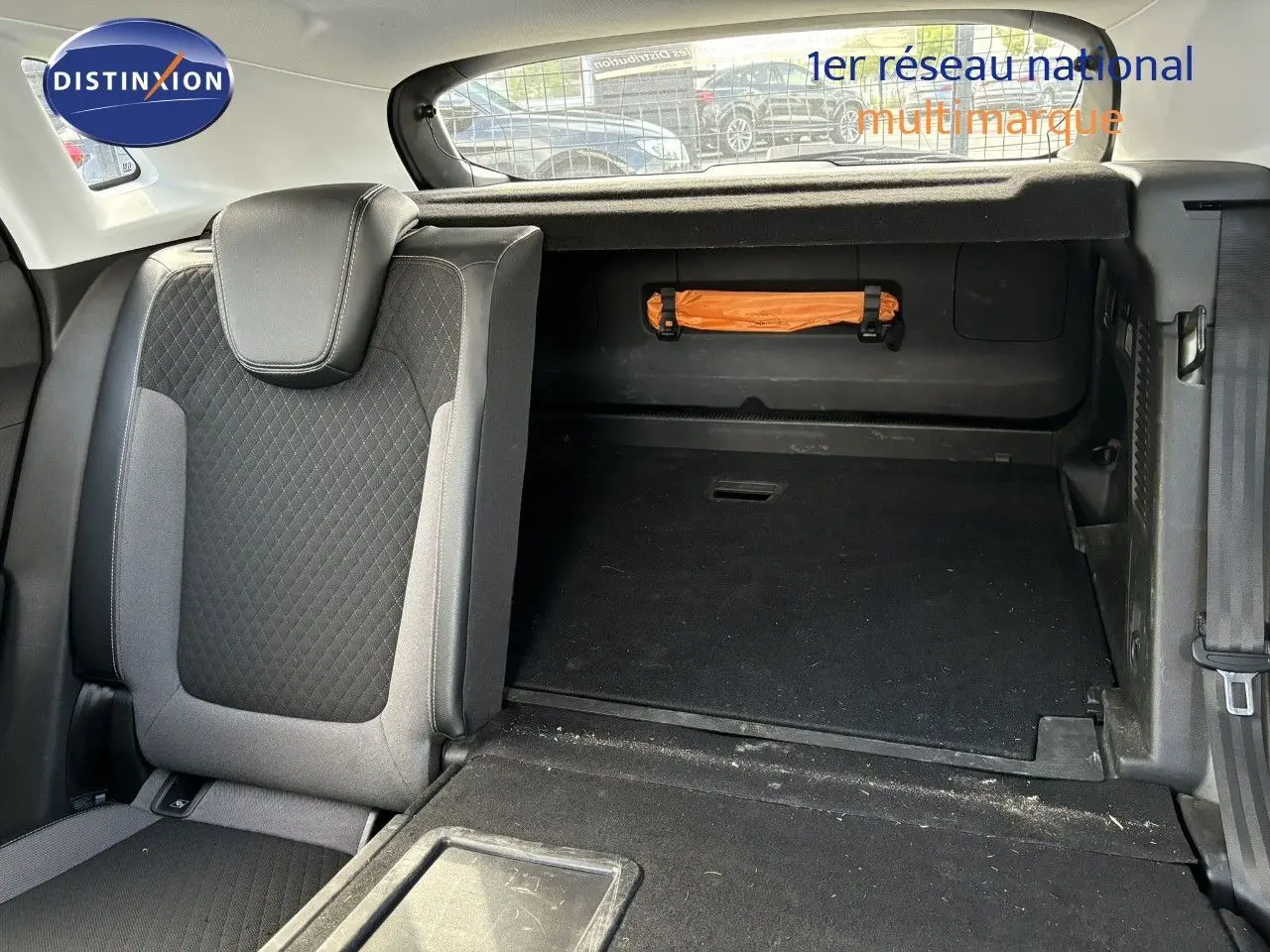 Vue intérieure du coffre et siège arrière gauche rabattable d'un Opel Grandland X noir, mettant en valeur l'espace modulable.