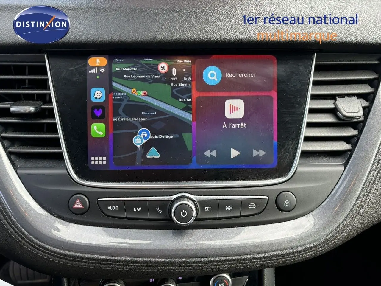 Vue rapprochée de l’écran tactile central du tableau de bord de l’Opel Grandland X noir, affichant la navigation GPS.
