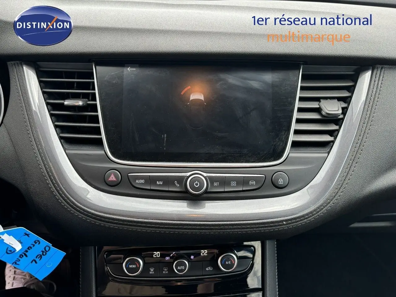 Vue rapprochée du tableau de bord de l’Opel Grandland X 2019, avec écran tactile et commandes de climatisation.