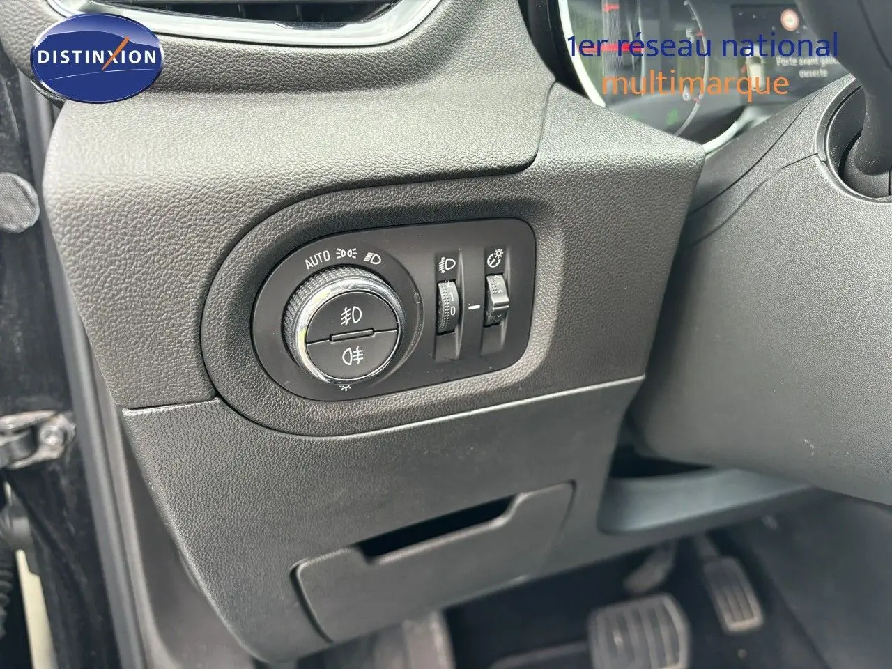 Détail du tableau de bord côté gauche de l’Opel Grandland X noir, avec commandes d’éclairage et réglages visibles.
