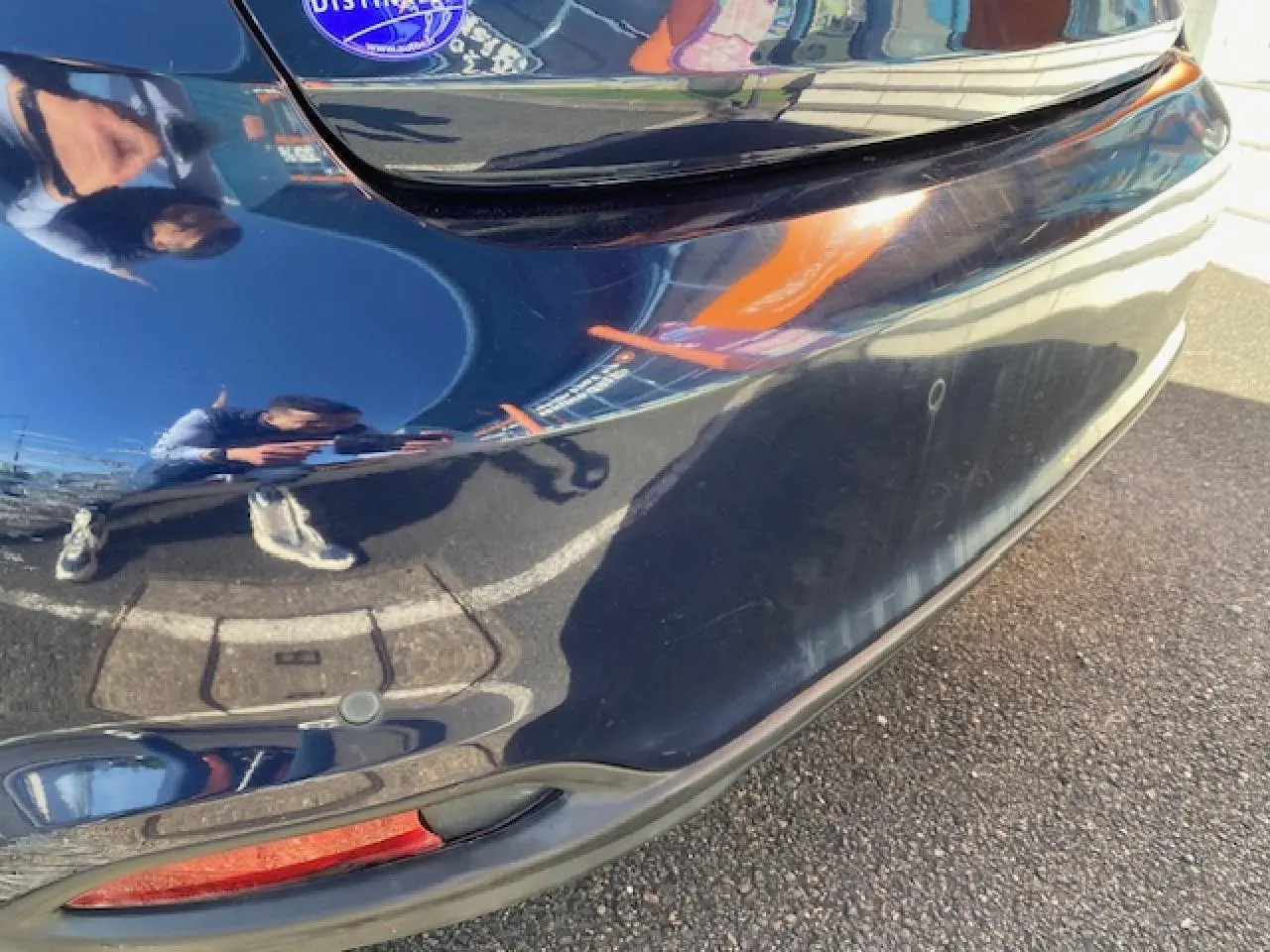 Détail du pare-chocs arrière bleu métallisé du Fiat Tipo 2018 avec capteur de recul visible.