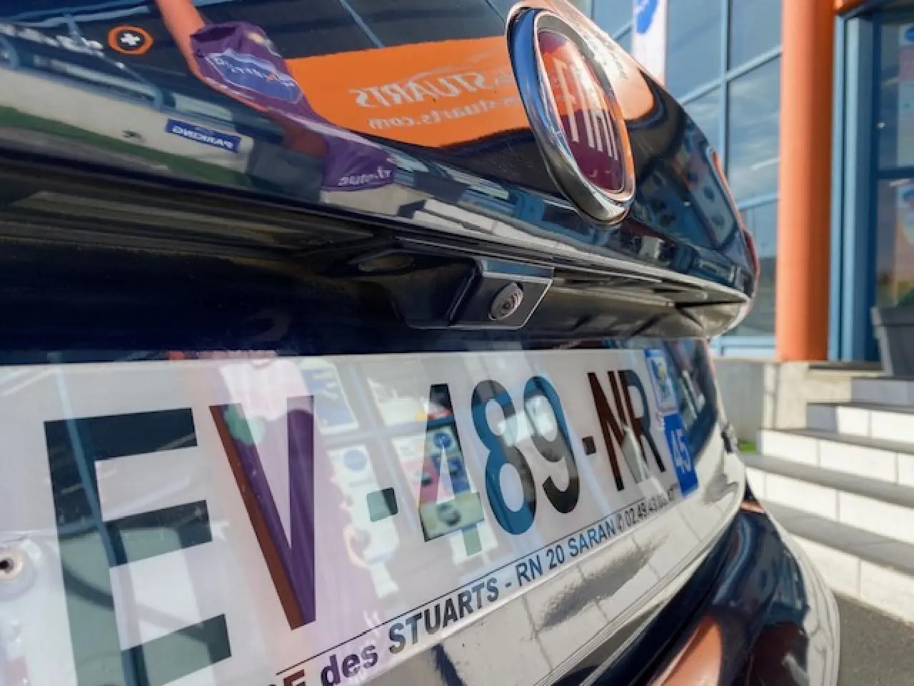 Gros plan arrière sur la caméra de recul et le logo FIAT d’une Fiat Tipo bleu métallisé, avec plaque d’immatriculation française.